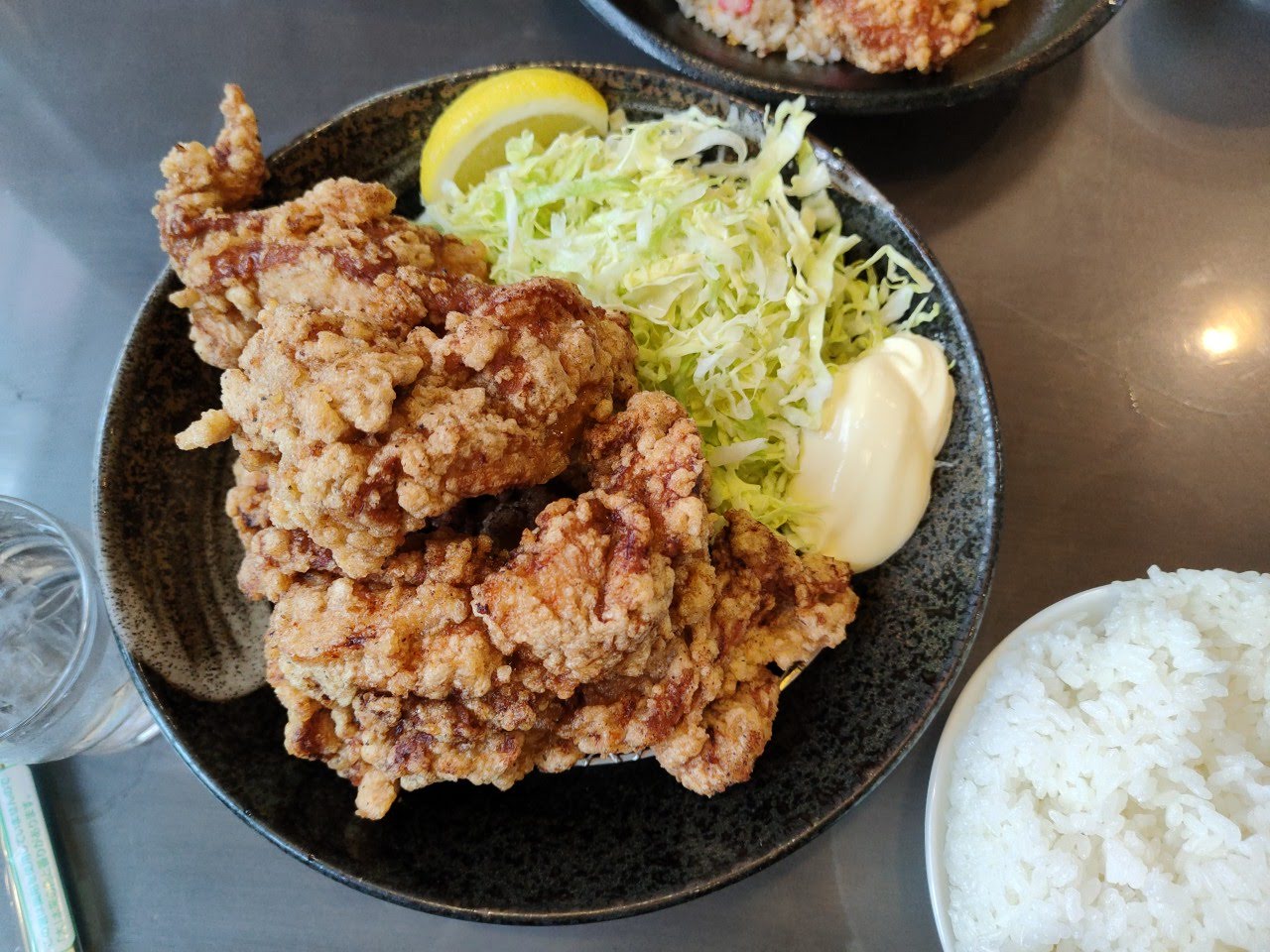 デカ盛り】二代目 蝦夷（埼玉県川越市）「唐揚げ定食」と「唐揚げ乗せ